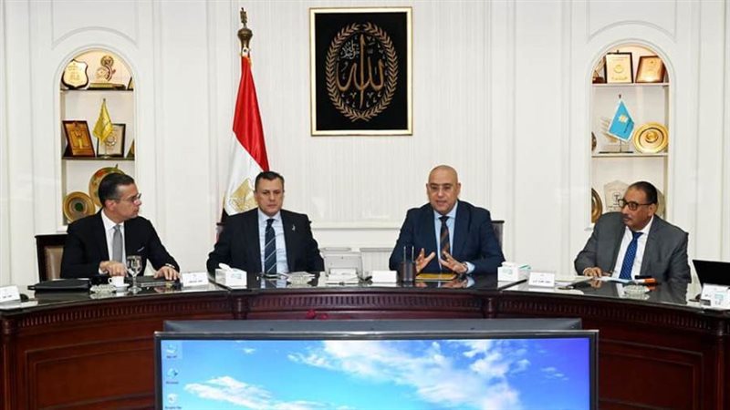 خلال اجتماع وزير