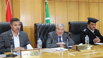 محافظ المنيا: مراجعة وحصر المواقع التي تصلح ساحات انتظار بجميع المراكز