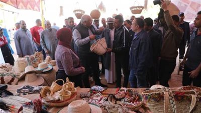 الزملّوط يتفقد الحرف البيئية والصناعات اليدوية بجمعية تنمية المجتمع بقرية البشندي بمركز بلاط