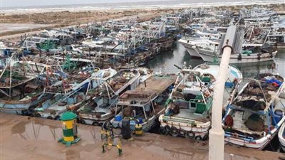 توقف حركة الصيد بميناء البرلس بكفر الشيخ لارتفاع الأمواج