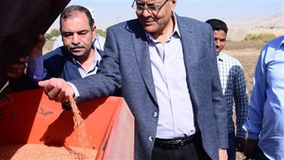 رئيس جامعة سوهاج يتابع زراعة ٤٠ فدان تقاوي قمح عالية الإنتاج و١٨ فدانًا من الشعير