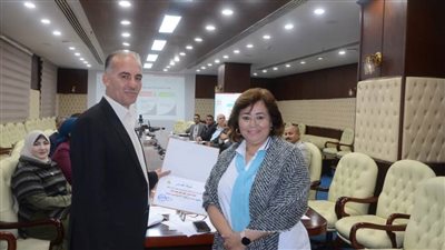 المجتمعات العمرانية تكرم مدير العلاقات العامة بجهاز مدينة 6 أكتوبر 