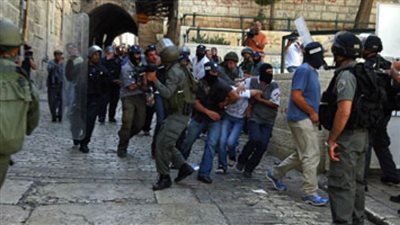   الاحتلال يعتقل 5 فلسطينيين من الضفة الغربية وعشرات المستوطنين يقتحمون باحات الأقصى