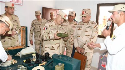 الفريق أسامة عسكر يشهد بياناً عملياً للتكتيكات الصغرى والمهارة في الميدان