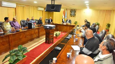 محافظ أسيوط يترأس اجتماع مناقشة الموقف التنفيذي لأعمال الرصف بمركز أبوتيج 