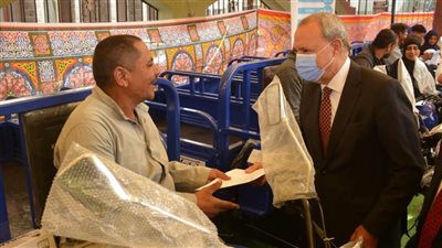 تسليم 49 تروسيكلًا وماكينات خياطة وسرفلة لمستفيدي مشروع برنامج فرصة بالقليوبية