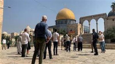 مُستوطنون يقتحمون الأقصى والاحتلال يقتحم بلدة إلى الجنوب منه