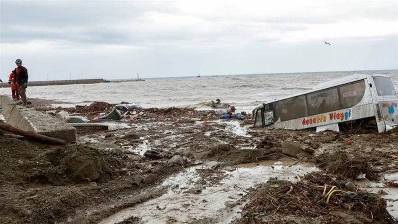 انهيار أرضي هائل