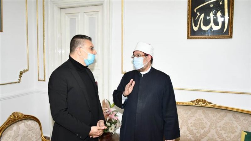 وزير الأوقاف يبحث