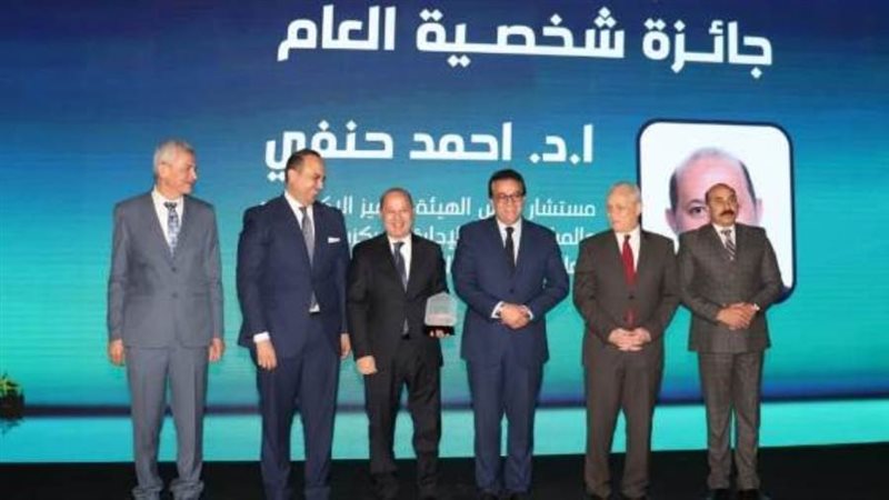 خلال تسليم الجوائز