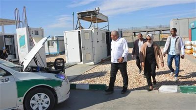 محافظ الوادي الجديد يتابع سير العمل بمحطة تموين السيارات بالغاز الطبيعي