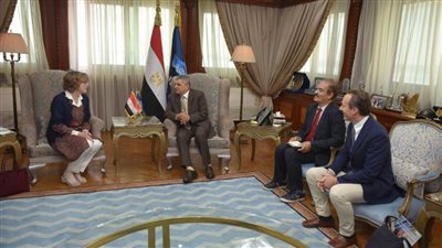 الفريق أسامة ربيع يلتقي وفد جمعية أصدقاء متحف اللوفر لتعزيز التعاون مع المتحف العالمي لقناة السويس