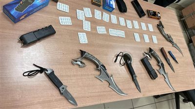 جمارك مطار القاهرة تضبط 3 محاولات تهريب لأسلحة بيضاء وهواتف محمولة وخصلات شعر