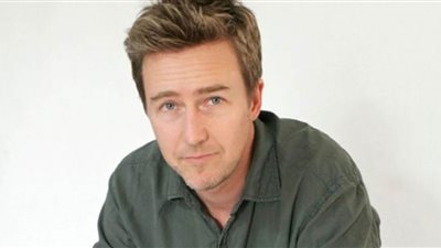 الممثّل ورائد الأعمال إدوارد نورتون يؤكد أهمية الالتزام بالاستدامة في قطاع السياحة