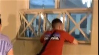 مشجعون أجانب يراقبون المسلمين أثناء تأدية الصلاة بأحد مساجد قطر| فيديو