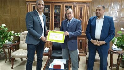 محافظ شمال سيناء يكرم السكرتير العام وعددًا من العاملين بالمحافظة 