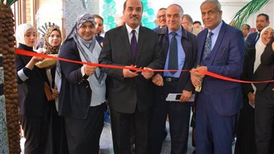 رئيس جامعة العريش يفتتح منفذ بيع منتجات الجامعة ومعرض الأعمال الابداعية والابتكارية 