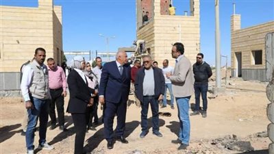 محافظ الوادي الجديد يتابع أعمال تطوير مدخل وميدان مطار الخارجة 