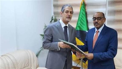 السفير هاني صلاح يقدم أوراق اعتماده سفيرًا لمصر إلى رئيس مجلس السيادة بالسودان