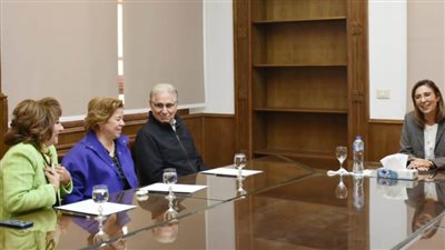 غادة شلبي تجتمع بالعاملين بالسياحة والفنادق