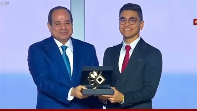 الرئيس السيسي يكرم