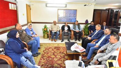 محافظ أسيوط يلتقي عددًا من الأشخاص ذوي الهمم بالقوصية