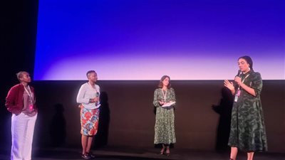 مخرجة الفيلم الكيني الحفرة: أحكي عن الرجال الذين هزمتهم الحياة