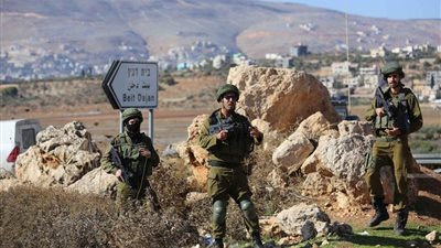 تواصل انتهاكات الاحتلال..إعدام شاب وإصابات واعتقالات واعتداءات للمستوطنين