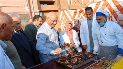 رئيس جامعة بنها يشارك طلاب المدن الجامعية حفل شواء