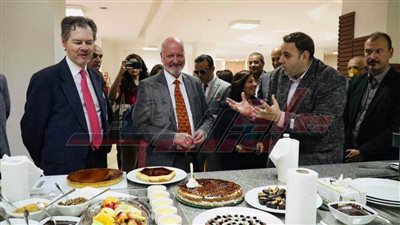 سفيرا إسبانيا وفنلندا وممثلو الاتحاد الأوروبي يتناولون وجبة فول وطعمية وحلويات بلدية بالمنيا.. صور