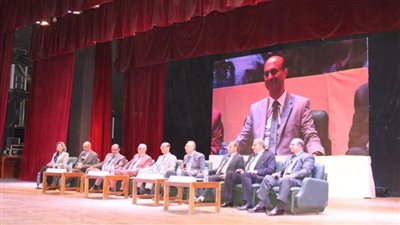 تكريم المشاركين فى ملتقى برنامج الدراسة باللغة الانجليزية بكلية التجارة بجامعة أسيوط