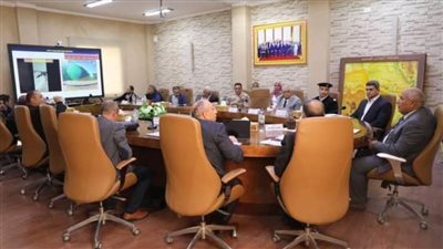 محافظ الوادي الجديد يبحث إنشاء مركز السيطرة الموحد للطوارئ 
