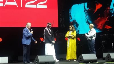 حسين فهمي يشهد عرض النسخة المرممة من خلي بالك من زوزو