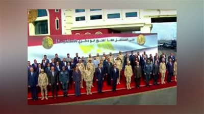 الرئيس السيسي يتوسط صورة تذكارية مع عدد من الوزراء والمُشرفين على تنفيذ محور