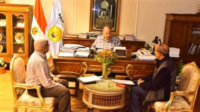 محافظ أسيوط يلتقى مسؤولي الطب البيطرى لمناقشة سبل تشغيل المجازر الجديدة