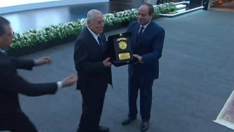 الرئيس السيسي يكرم