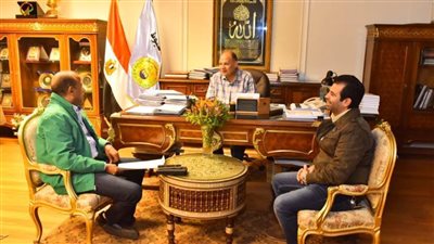 محافظ أسيوط يوجه بافتتاح مزيد من المعارض لبيع المنتجات والسلع الغذائية بأسعار مخفضة لكسر الغلاء والاحتكار