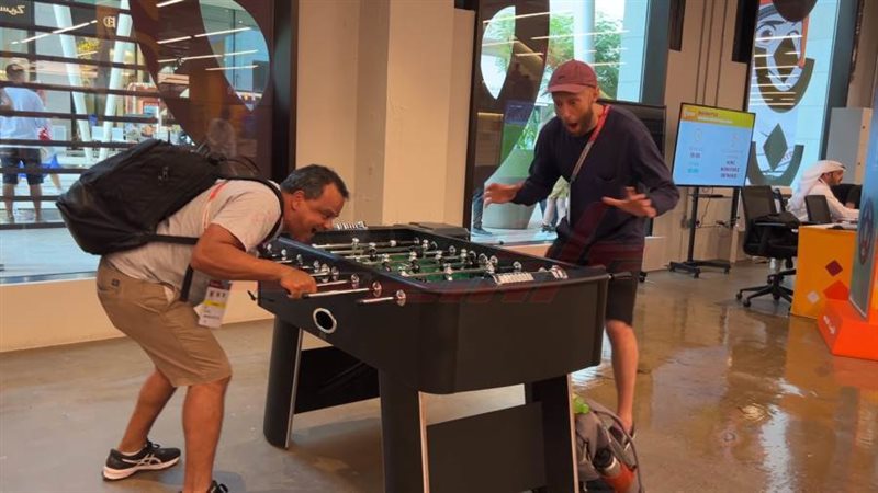 صحفيون يلعبون كرة