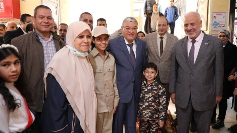 محافظ المنيا بمدرسة
