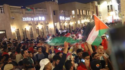 شاهد.. فرحة عربية في الأراضي القطرية بصعود المغرب في كأس العالم