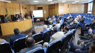 محافظ المنيا يناقش مشروع تطوير وتعزيز الهوية البصرية الجديدة للمحافظة