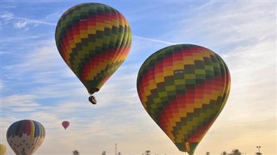  28 رحلة بالون طائر تقل 600 سائح من مختلف الجنسيات تحلق فوق وديان وملوك وملكات الأقصر