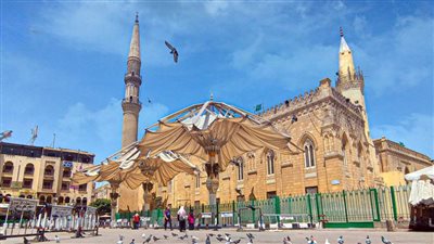 عاجل.. الأوقاف تحيل واقعة سرقة 4 مقابض أثرية من مسجد الإمام الحسين للنيابة