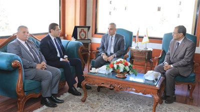 محافظ سوهاج يبحث مع وفد وزارة الصحة ورئيس الجامعة المشروع القومي للرعايات المركزة والحضانات