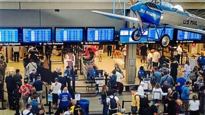 مسيرات ومظاهرات حاشدة لعمال المطارات في الولايات المتحدة بسبب ظروف العمل