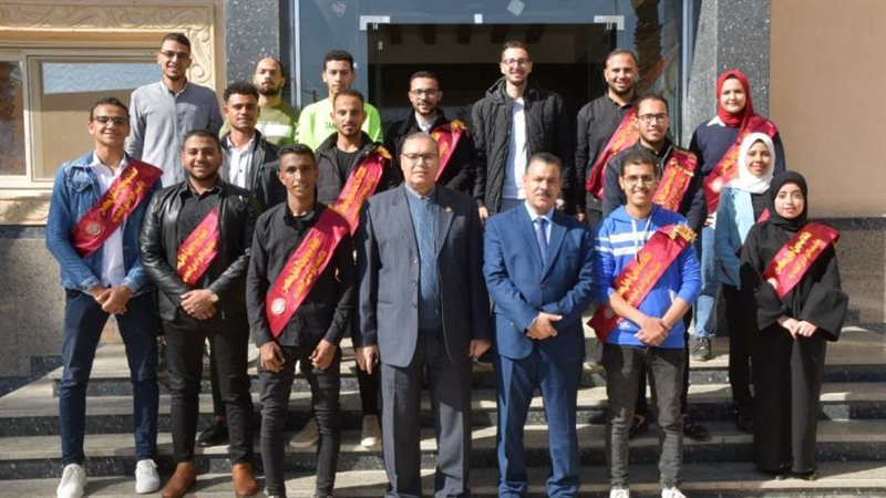 رئيس الجامعة يهنئ