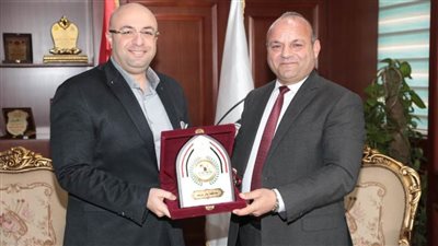 محافظ بني سويف يُكرّم السكرتير العام لبلوغه سن التقاعد 