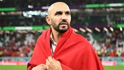 بعد الفوز على البرتغال.. الركراكي يصعد للمدرجات لتحية والدته (فيديو)