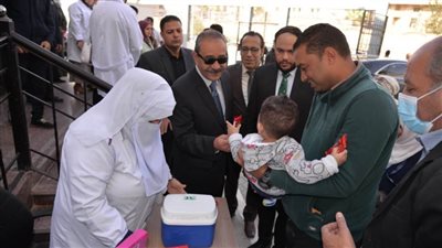 محافظ الإسماعيلية يشهد انطلاق الحملة القومية للتطعيم ضد شلل الأطفال بمركز طب أسرة الرحمة