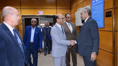 رئيس جامعة أسيوط يشهد افتتاح الدورة التدريبية للأساتذة المتقدمين لشغل وظيفة وكيل الكلية أو رئيس القسم